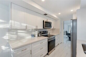 9165 Harding Ave in Surfside, FL - Foto de edificio - Building Photo