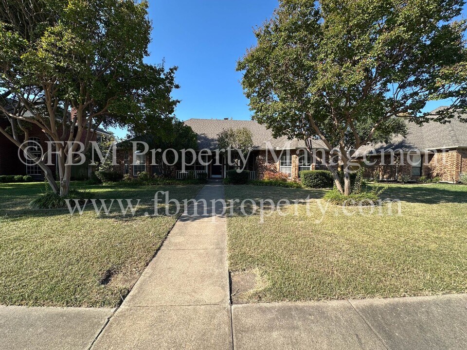 803 Lakeway Dr in Ennis, TX - Building Photo