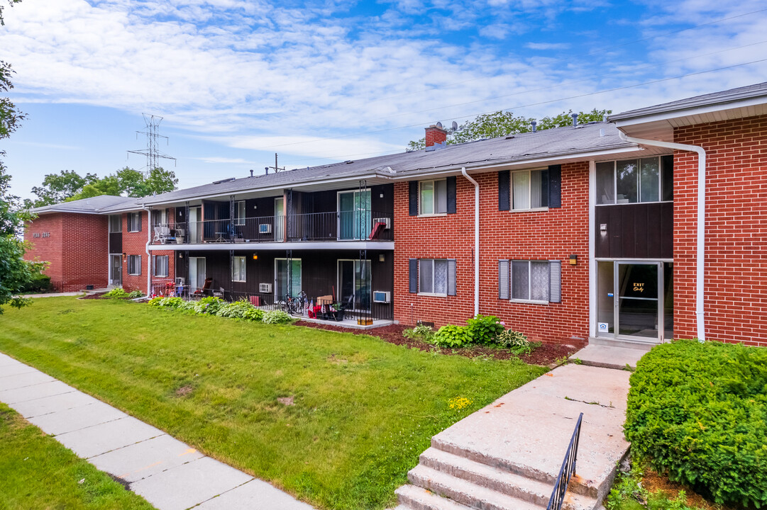 PENN ARMS APARTMENTS in Milwaukee, WI - Building Photo