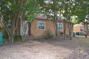 904 Denton St in Denton, TX - Building Photo