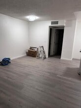 7501 Whitsett Ave, Unit One bedroom in Los Angeles, CA - Foto de edificio - Building Photo