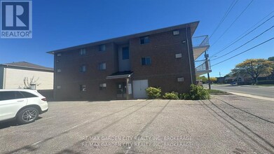 210-210 Pelham Rd in St Catharines, ON - Building Photo - Building Photo