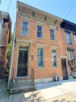 166 E Pomfret St in Carlisle, PA - Building Photo