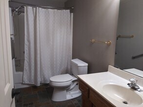 8550 Waverly Rd, Unit Groundfloor Apartment in De Soto, KS - Building Photo - Building Photo