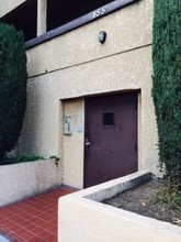 855 W 102nd St in Los Angeles, CA - Foto de edificio - Building Photo