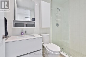 377-377 Madison Ave in Toronto, ON - Building Photo - Building Photo