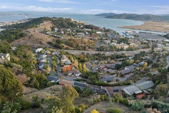 325 Vía La Cumbre in Greenbrae, CA - Building Photo - Building Photo