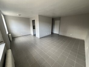 325 Melvin Ave in Hamilton, ON - Building Photo - Building Photo