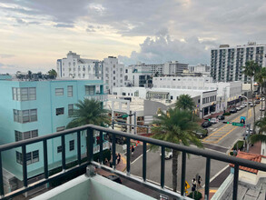 720 Collins Ave in Miami Beach, FL - Building Photo - Building Photo