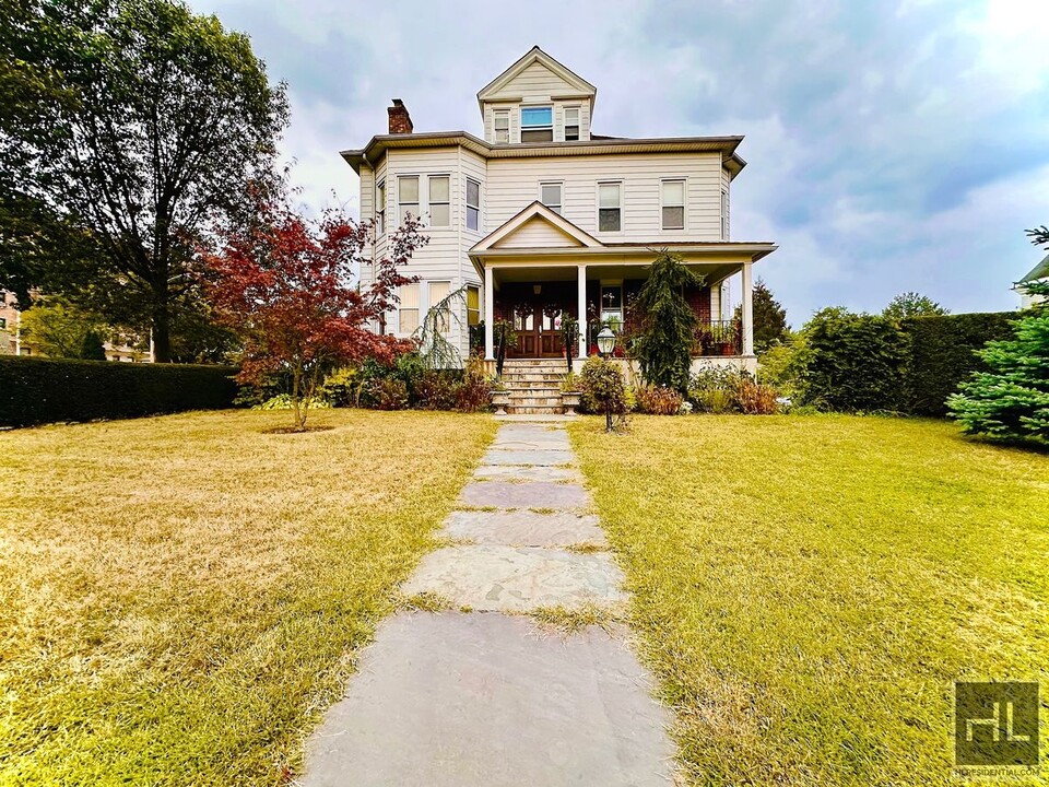 Bancker Pl in New Rochelle, NY - Building Photo