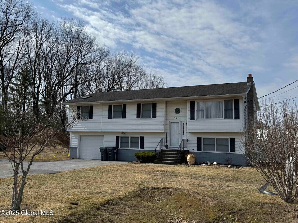 21 Old Plank Rd in Clifton Park, NY - Building Photo