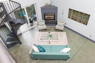 675 8th St in Oakland, CA - Foto de edificio - Building Photo