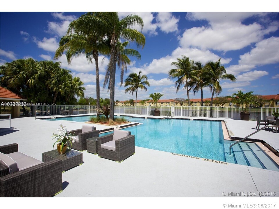 595 Vista Isles Dr in Plantation, FL - Building Photo