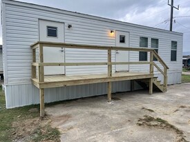 205 Dennis Ln in Buras, LA - Building Photo