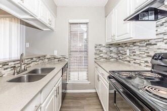 Diamond Loch Apartment Homes in North Richland Hills, TX - Foto de edificio - Building Photo