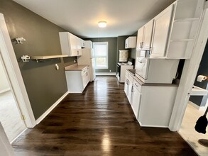 76 West St, Unit B in Winooski, VT - Foto de edificio - Building Photo