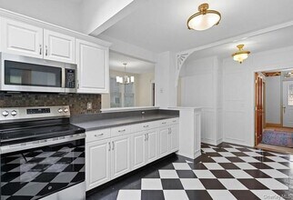 22 School St in Oyster Bay, NY - Building Photo - Building Photo