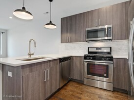 4421 N Sheridan Rd, Unit 4D Apartments