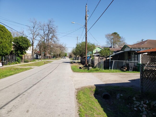 1306-1310 Weiss St in Houston, TX - Building Photo - Building Photo