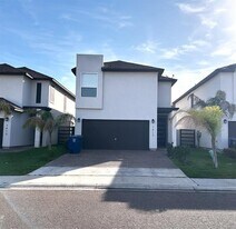 7913 Elka Lp in Laredo, TX - Building Photo