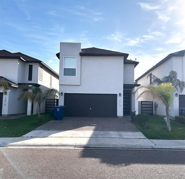 7913 Elka Lp in Laredo, TX - Foto de edificio