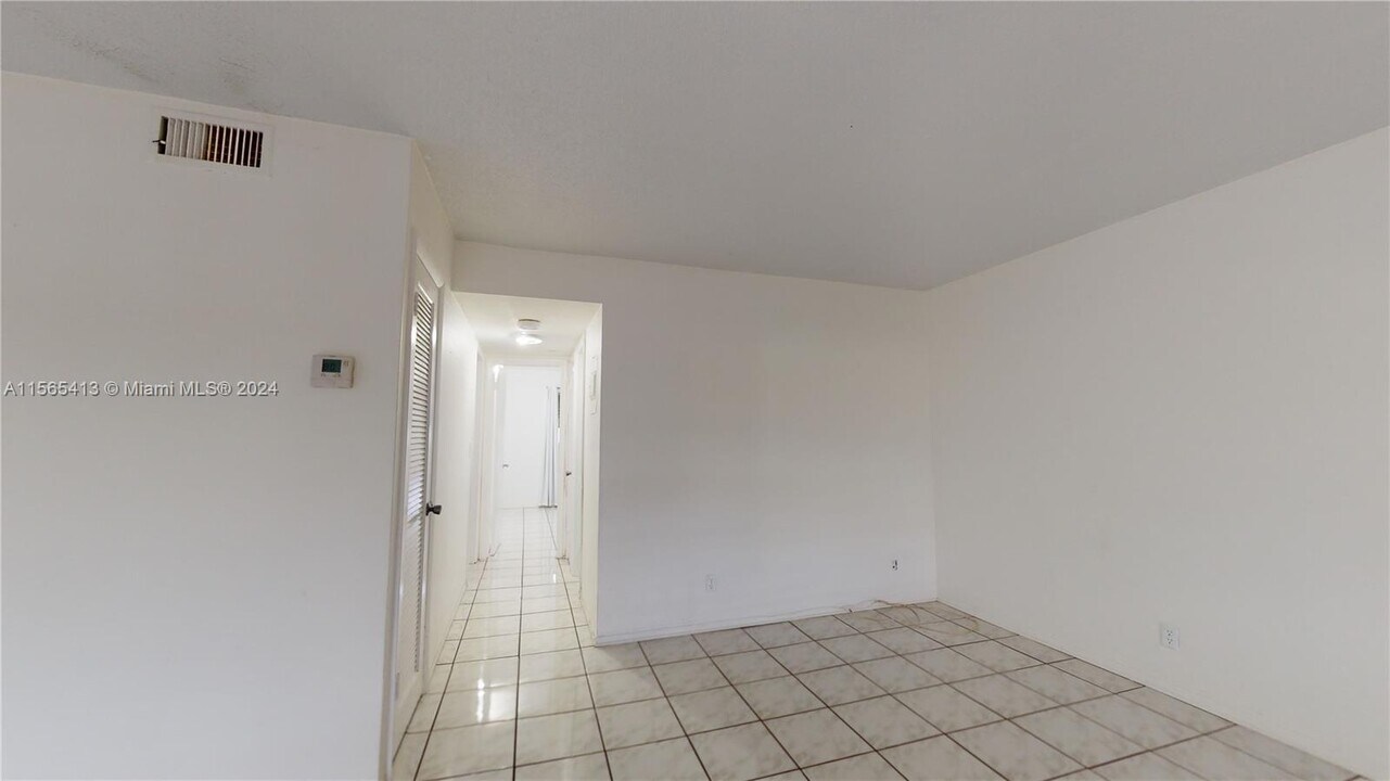 580 Egret Dr, Unit 302 in Hallandale Beach, FL - Building Photo