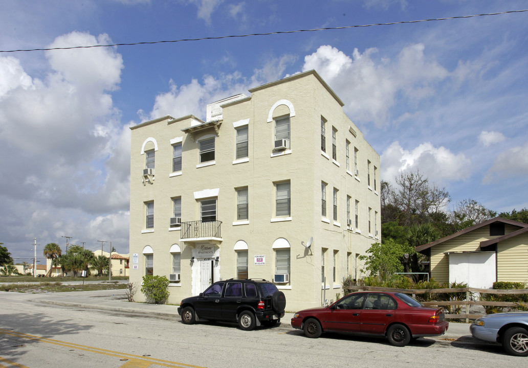 Mirian Apartments in West Palm Beach, FL - Building Photo