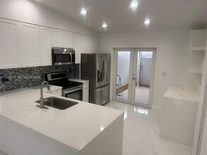 7539 NW 173rd Terrace in Hialeah, FL - Foto de edificio - Building Photo