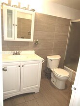 581 Blue Heron Dr in Hallandale Beach, FL - Foto de edificio - Building Photo