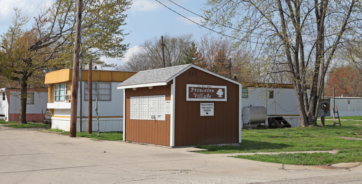 Princeton Village Mobile Home Community in Hamilton, OH - Foto de edificio