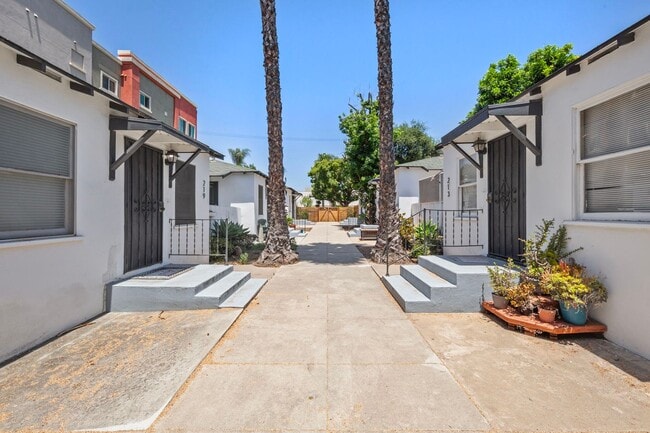 203 W 3rd Ave in Escondido, CA - Foto de edificio - Building Photo