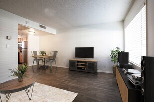 The Continental in Phoenix, AZ - Building Photo