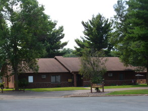 Larsons Cedar Court Apartments in Menomonie, WI - Building Photo - Other