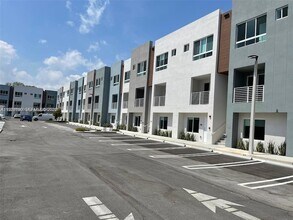 2561 NE 193rd St, Unit 1107 in Miami, FL - Foto de edificio - Building Photo