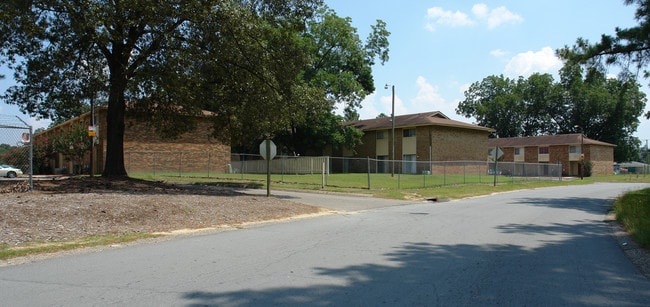 Liberty Place Apartments in Fayetteville, NC - Foto de edificio - Building Photo