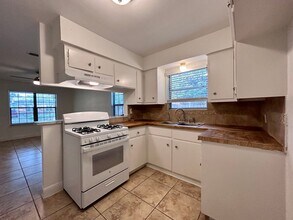 6200 Palm Cir in Austin, TX - Building Photo - Building Photo