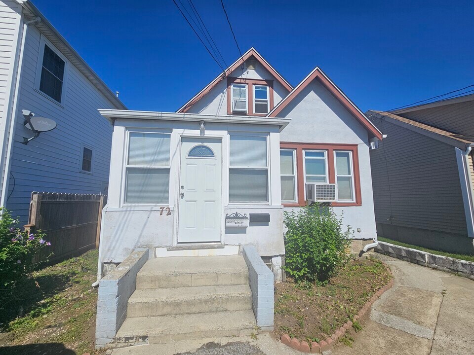 72 Rippowam Rd in Stamford, CT - Building Photo