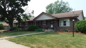 4406 Crawford Dr in Rockford, IL - Building Photo