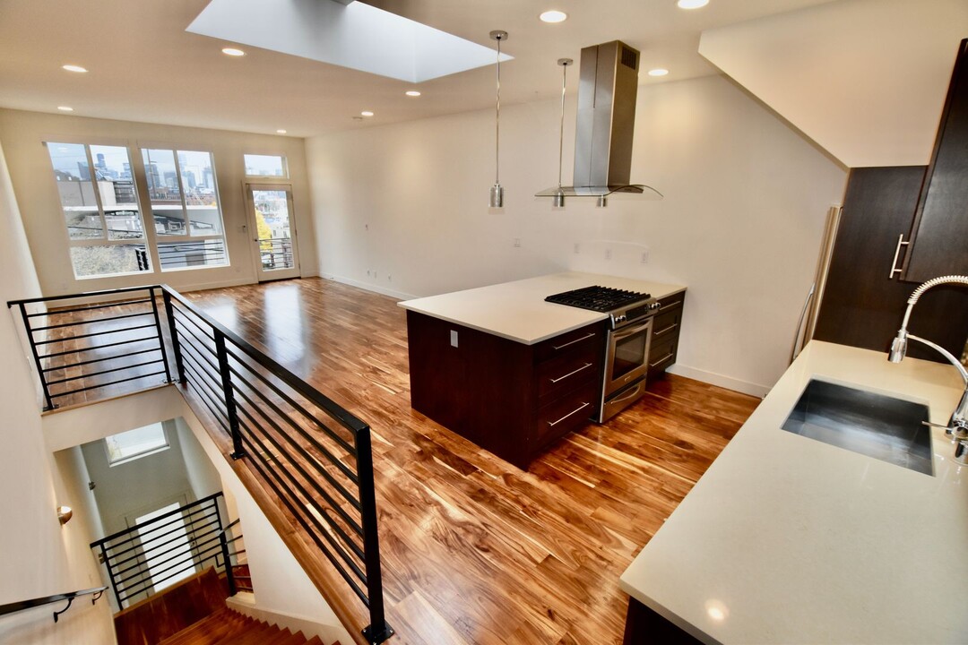 96 E Newton St in Seattle, WA - Building Photo