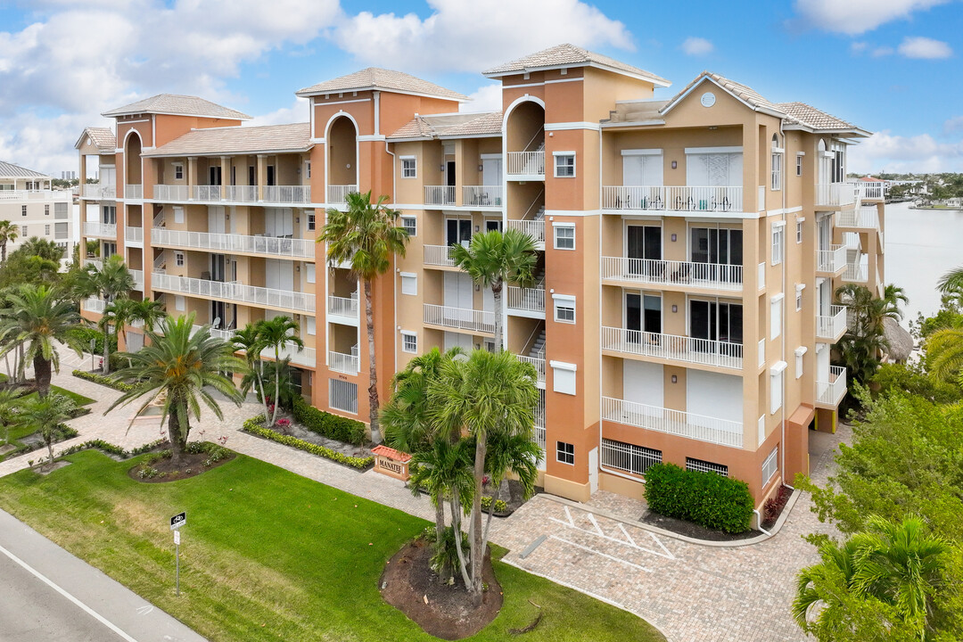 MANATEE RESORT in Naples, FL - Foto de edificio