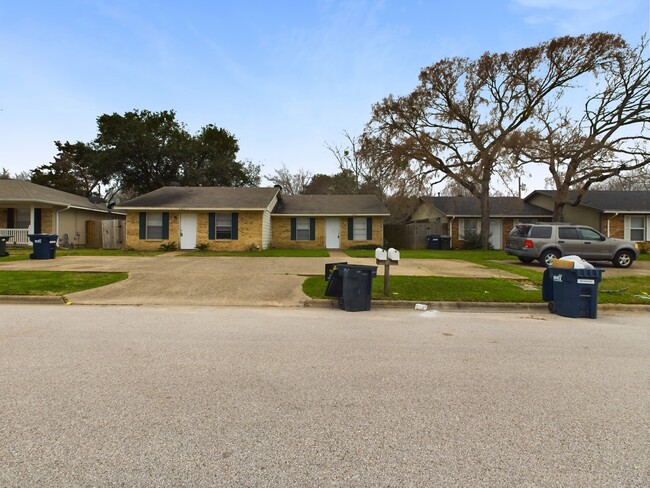 3300 Normand Dr in College Station, TX - Foto de edificio - Building Photo