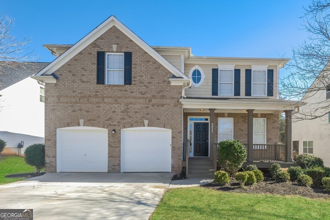 8821 Lakecrest Way in Union City, GA - Building Photo