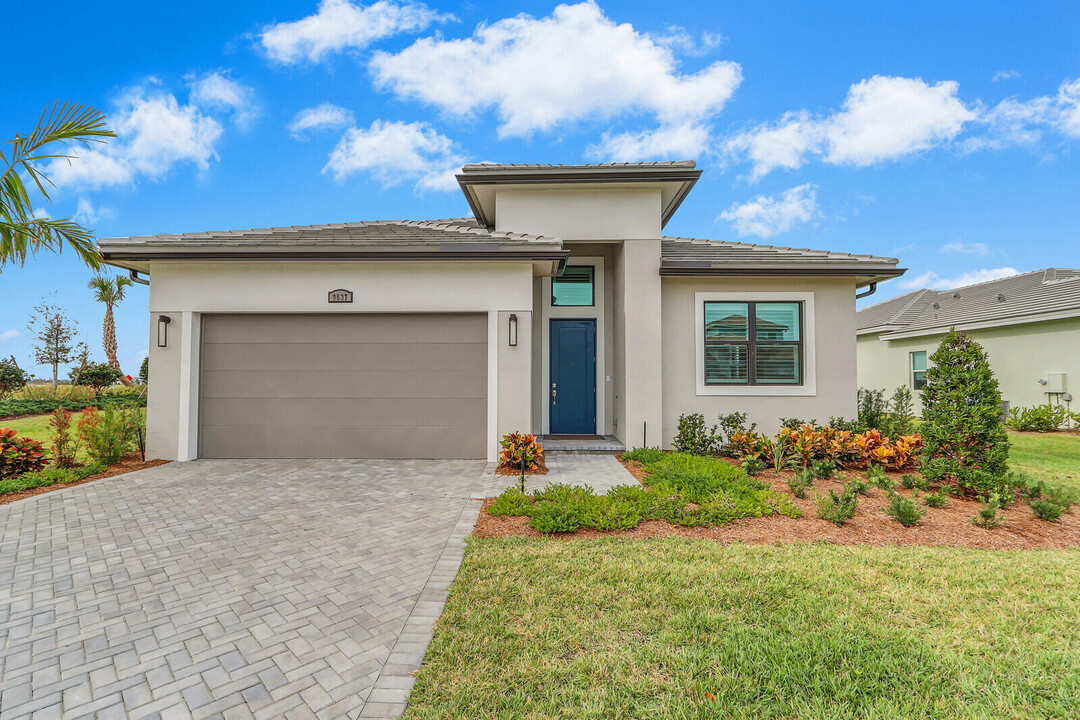 9537 SW Pepoli Way in Port St. Lucie, FL - Foto de edificio