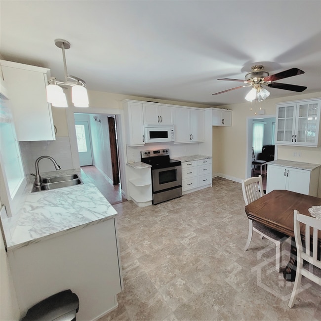 2-Bedroom Country Home near Burgessville and Norwich!! in Norwich, ON - Building Photo - Building Photo