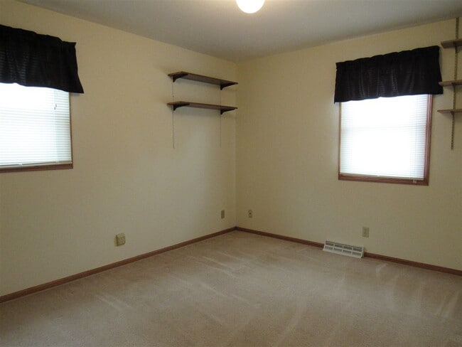 2332 Harvard Dr in Janesville, WI - Building Photo - Building Photo