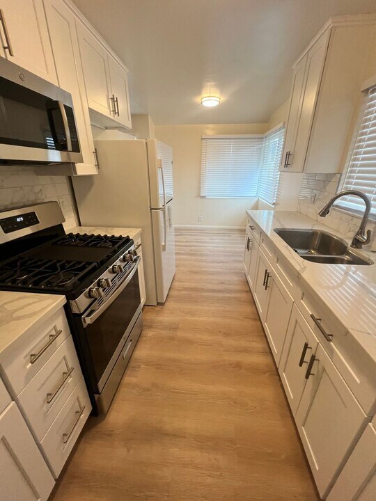 213-223 Wolff St in Oxnard, CA - Building Photo