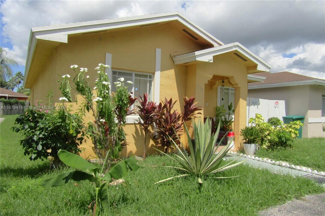 942 SW 8th Pl in Homestead, FL - Building Photo