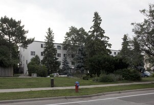 1030 Falgarwood Dr in Oakville, ON - Building Photo