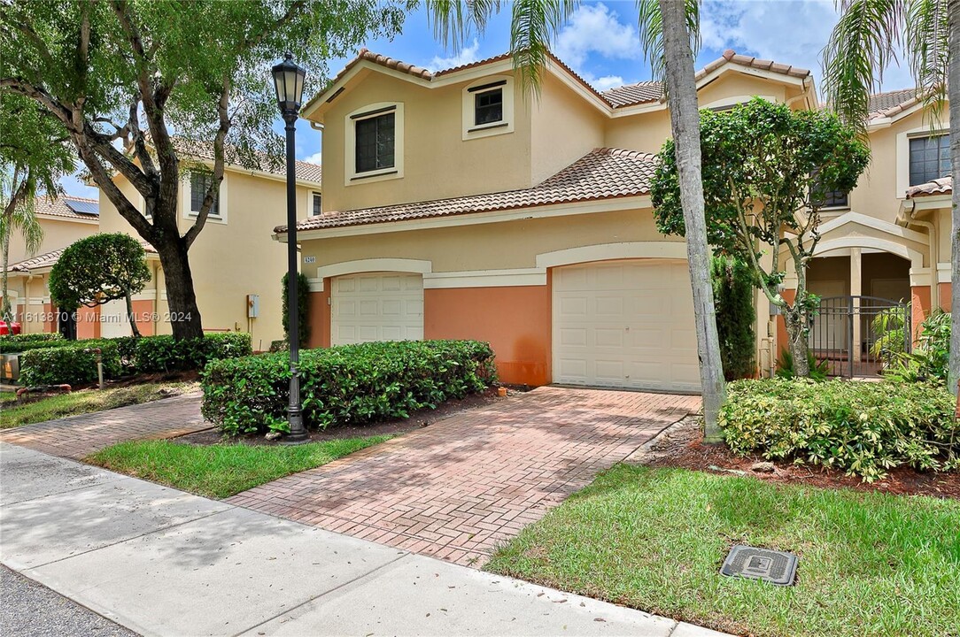 4238 Vineyard Cir in Weston, FL - Building Photo