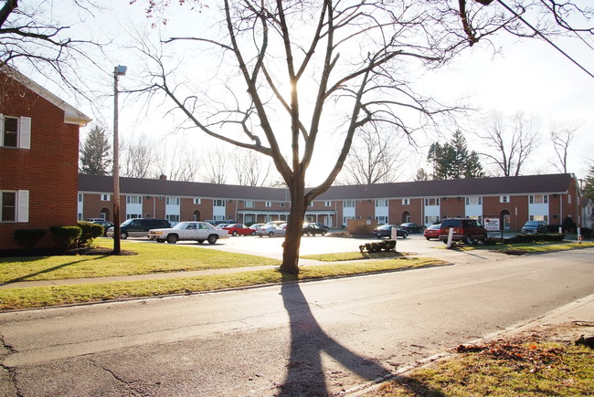 Colonial Village in Painesville, OH - Foto de edificio - Building Photo